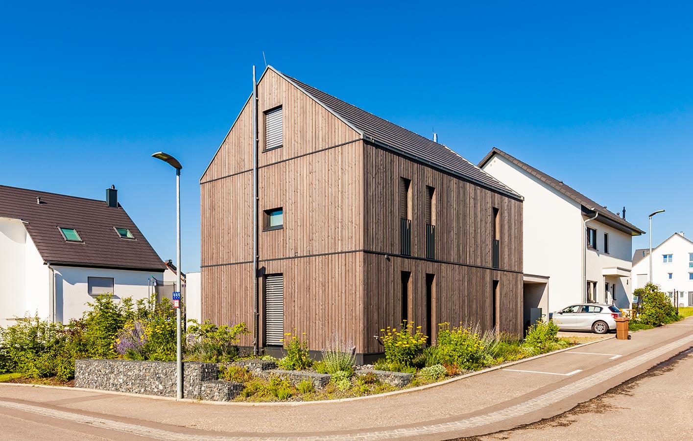 modernes Haus in einer Wohnsiedlung mit einer Holzfassade